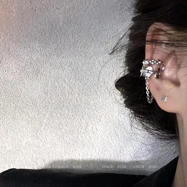 2025 Corea del Sur nueva sensación alta ligera de lujo pendientes de pendientes de nicho de diseño de pendientes de hueso de orejas de bordilla de mujer sin agujeros de orejas