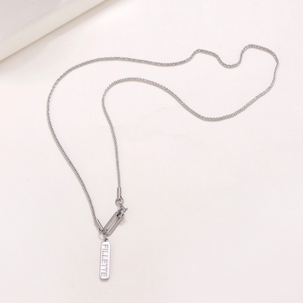 Mundo de aventura Ouyang Nana mismo collar 2023 nuevo nicho FILLETTE clavícula cadena colgante femenino