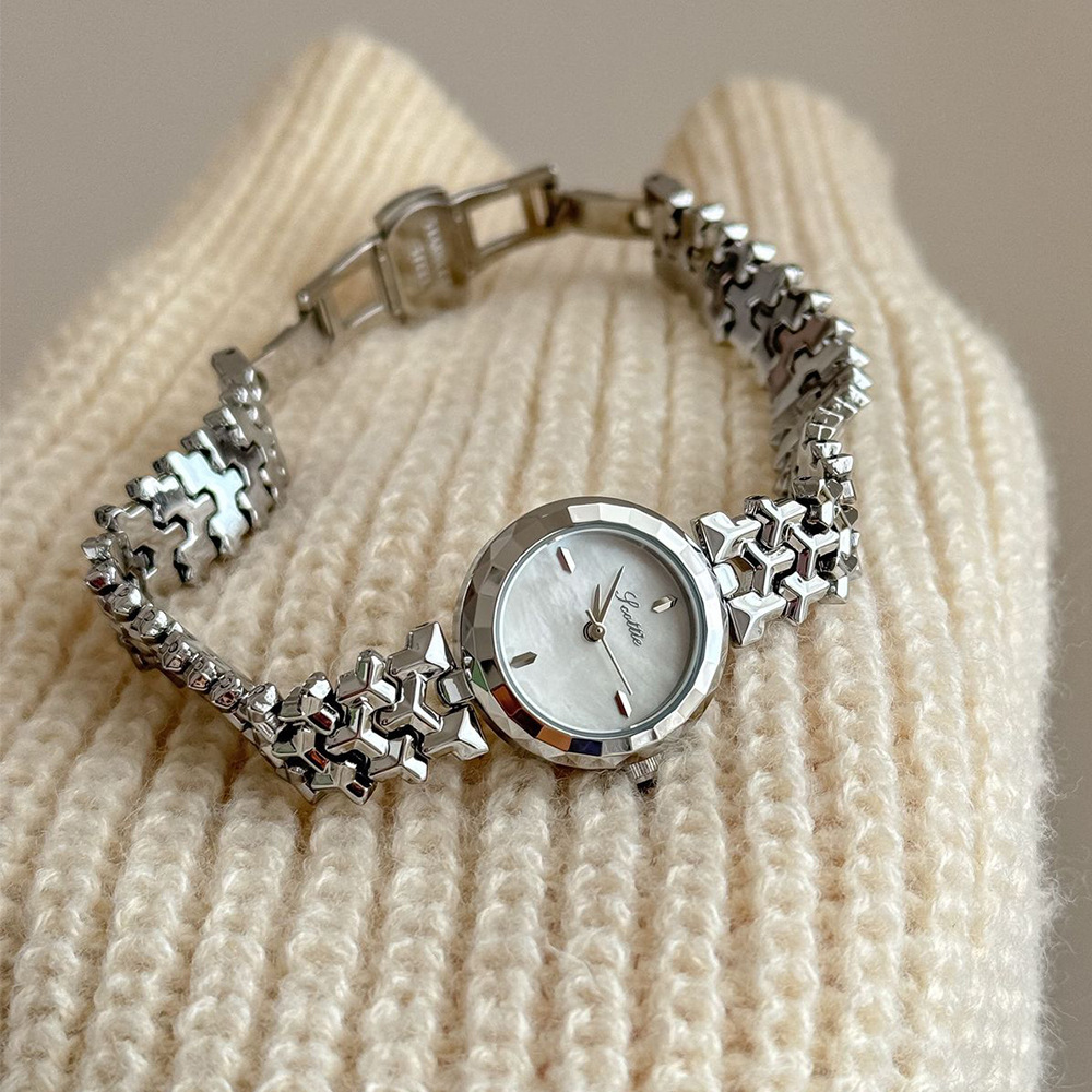 Scottie Damenuhr mit neuem Armband, Modell 9727, mit dem Motiv „Poetry Gaudí“, Perlmuttzifferblatt und Stahlarmband_voghion.com