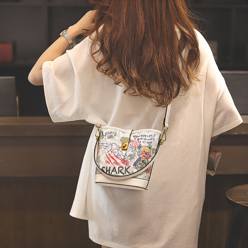 Túi bucket nữ đeo chéo họa tiết graffiti thiết kế độc đáo — kem trắng (viney)