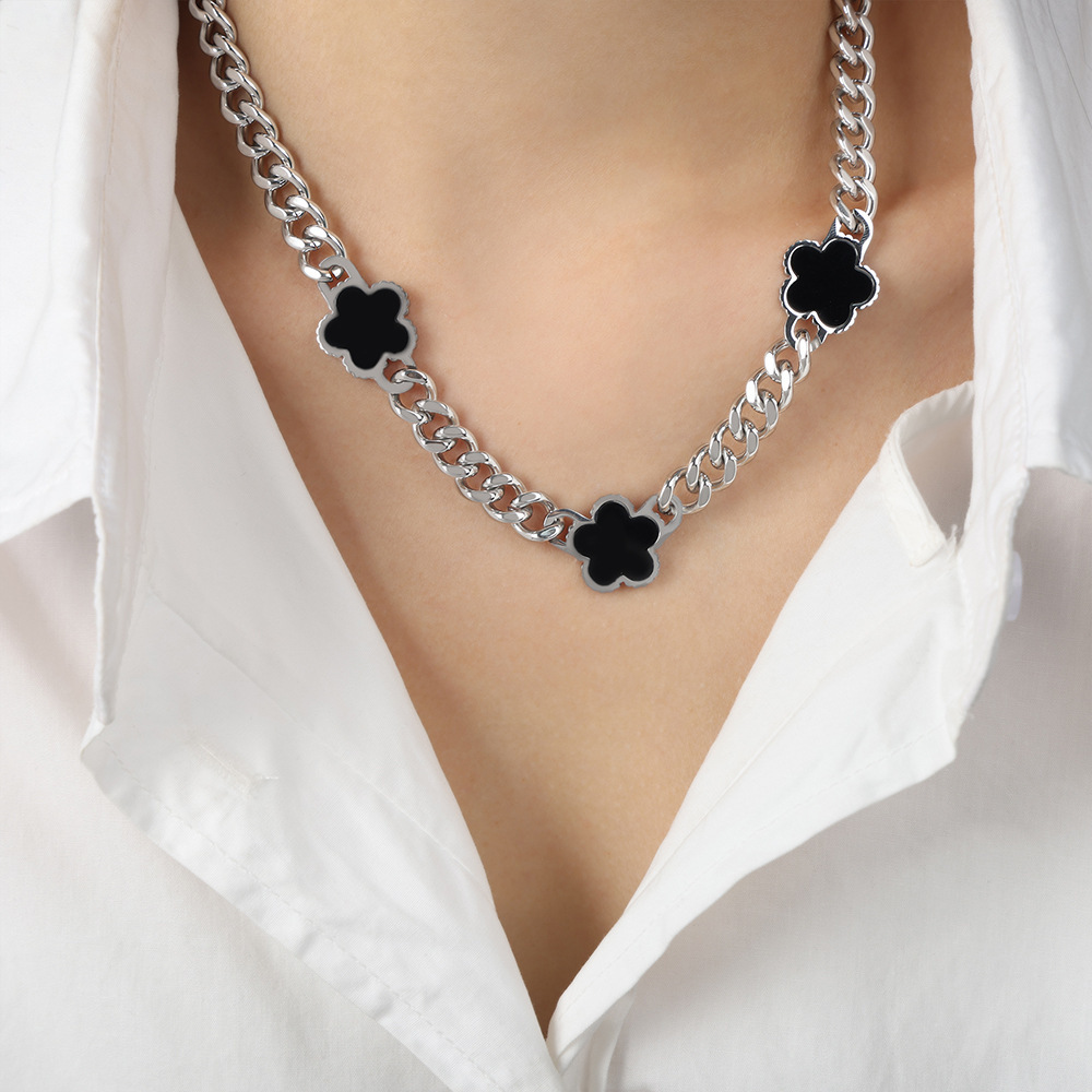 Flor de cinco hojas de la Reina Madre con incrustaciones de collar de diseño de acero de titanio chapado en oro de 18 quilates todo partido pulsera de cadena gruesa traje de joyería