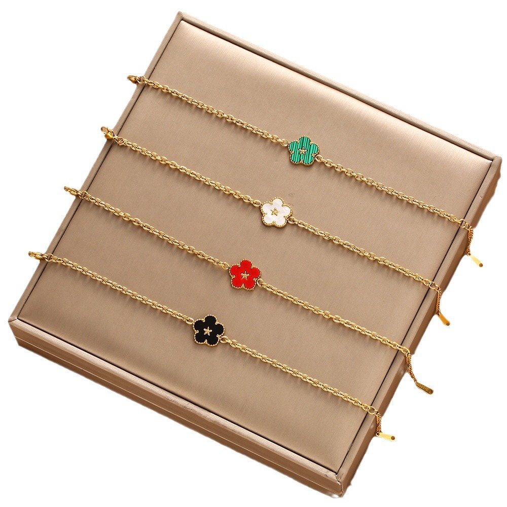 Pulsera de trébol de acero titanium vendedora caliente transfronteriza europea y americana con incrustaciones de concha pulsera colgante pulsera de diseño avanzado sin desvanecimiento al por mayor