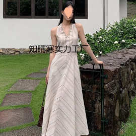 新款法式设计感米色领贝壳挂脖字裙咖色条纹无袖连衣裙女夏