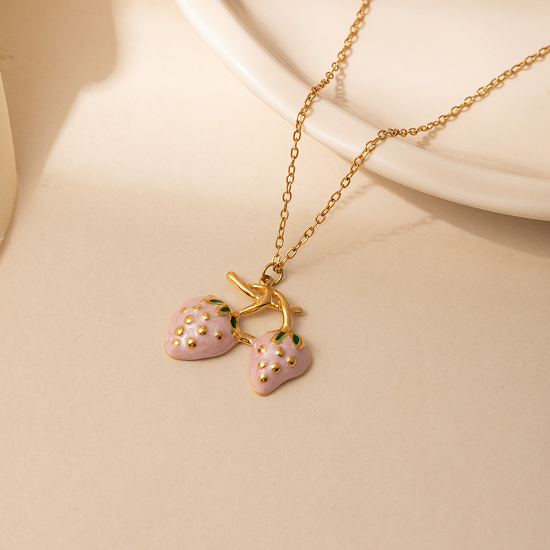 8g Weight 0.03µm Gold Plating Thickness Electroplated Gold Plating Process Golden Plated Plating Material 201 Stainless Steel Pendant Material Pendant Necklace Classification 201 Stainless Steel Chain Material cable chain Chain Type 1 Piece Quantity Holiday, Daily Occasion 201 Stainless Steel Material Strawberry Pattern Women's Gender Cute Style Plating Craft Elegant Red Double Strawberry Necklace For Women Titanium Steel Luxury Design Clavicle Chain Fashionable Jewelry Accessory 7
