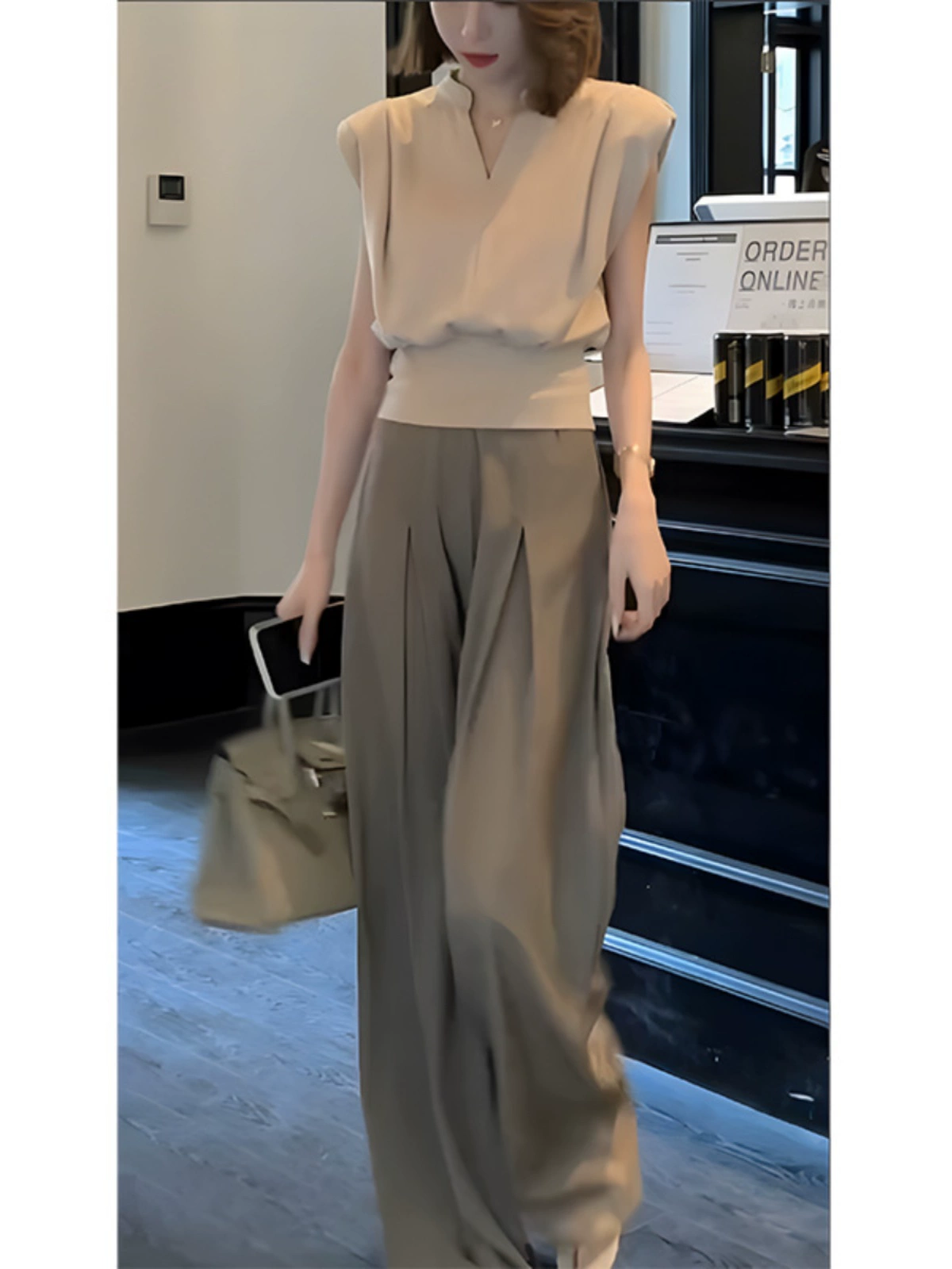 Летний комплект одежды для женщин, уменьшающий возраст, 2025 года, суперпопулярный, щедрый и приличный стиль для работы, модный образ.