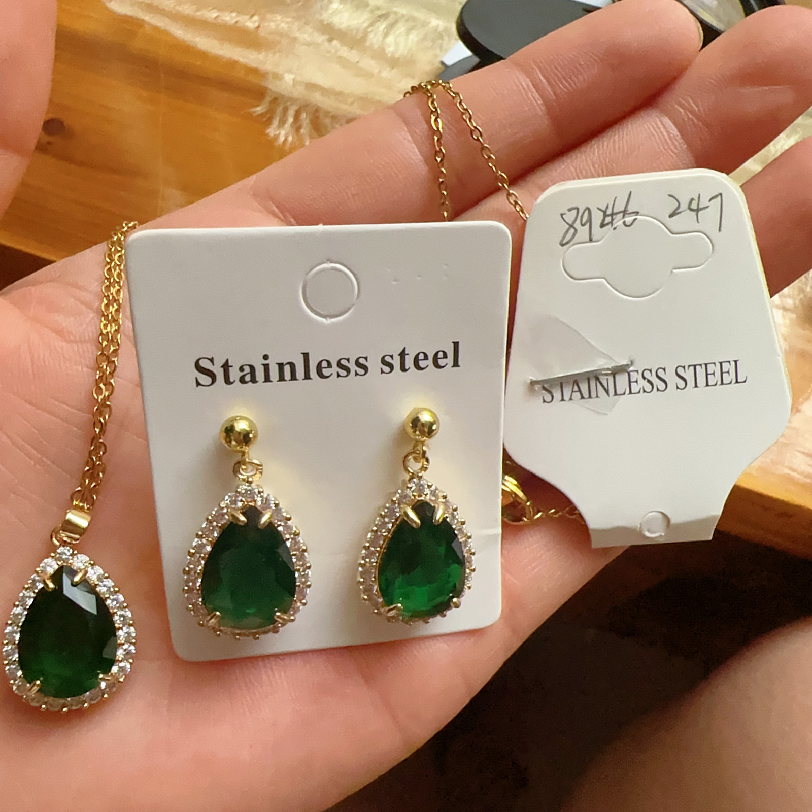 Colgante de moda al por mayor nicho diseño de collar de gota de agua verde mujer ligera lujosa pendientes de zirconio de diamante nuevo conjunto de joyas