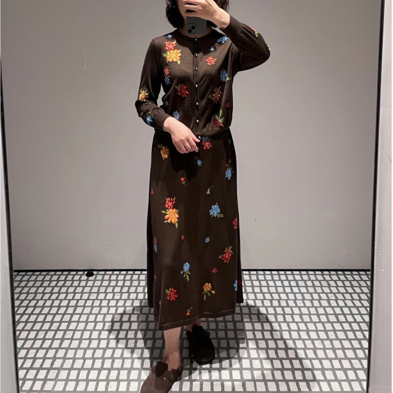 现货 鄂系风女装2025秋季新款通勤百搭圆领提花棕色针织开衫上衣|undefined
