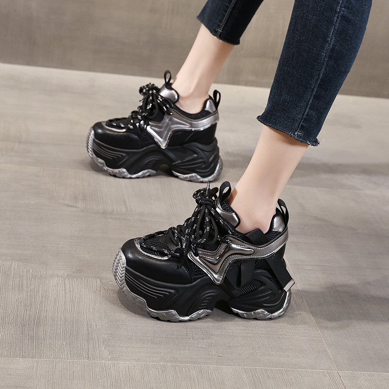 Giày sneaker nữ đế dày độn cao bên trong, phong cách bánh xốp mới mùa xuân — Màu đen