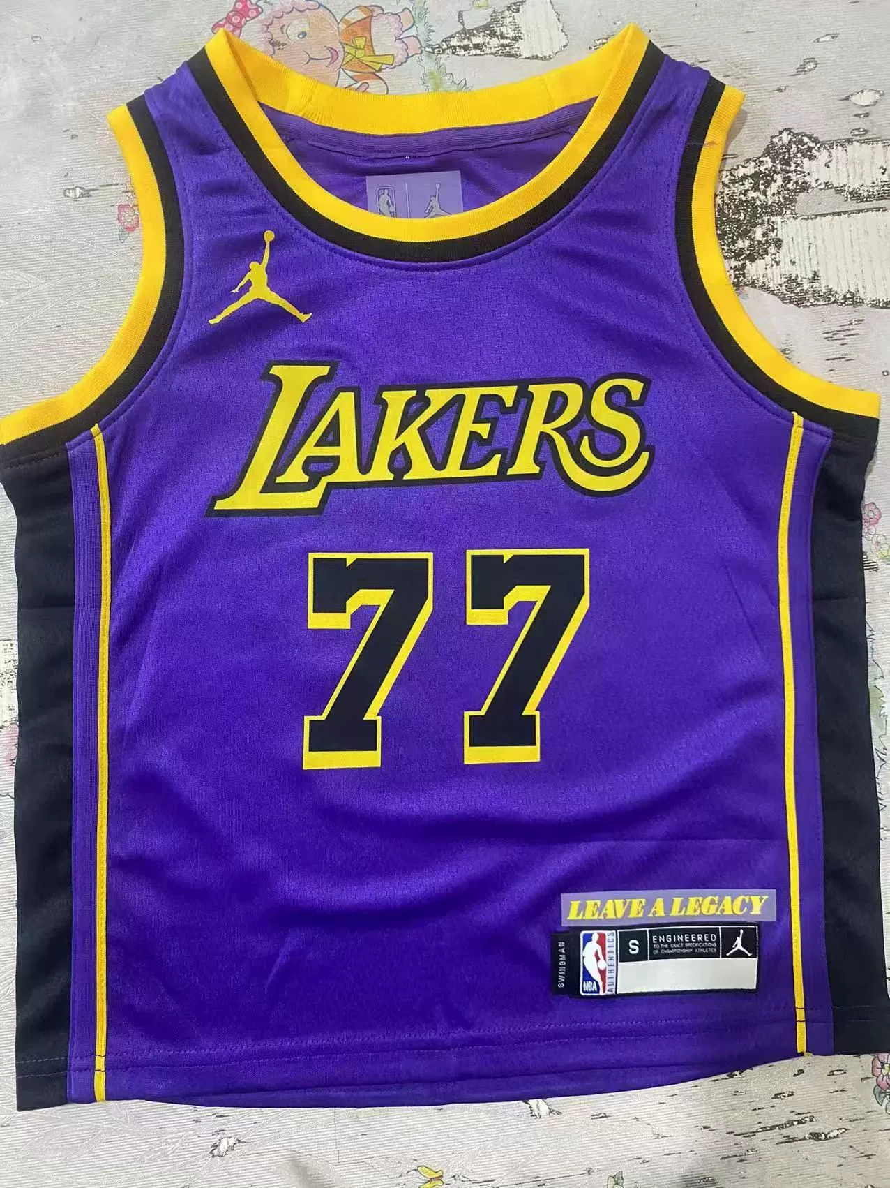 Детская и молодежная одежда. Футболка НБА Lakers Snake Pattern № 77 Дончич № 8 24 Коби № 6 23 Джеймс