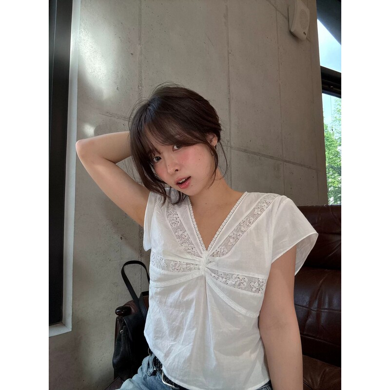Now the New 2026 Summer Model from Korean Designer Tai Nai's Brand Is a Sweet Lace Patchwork V-Neck Short-Sleeve Shirt Now the New 2026 Summer Model from Korean Designer Tai Nai's Brand Is a Sweet Lace Patchwork V-Neck Short-Sleeve Shirt