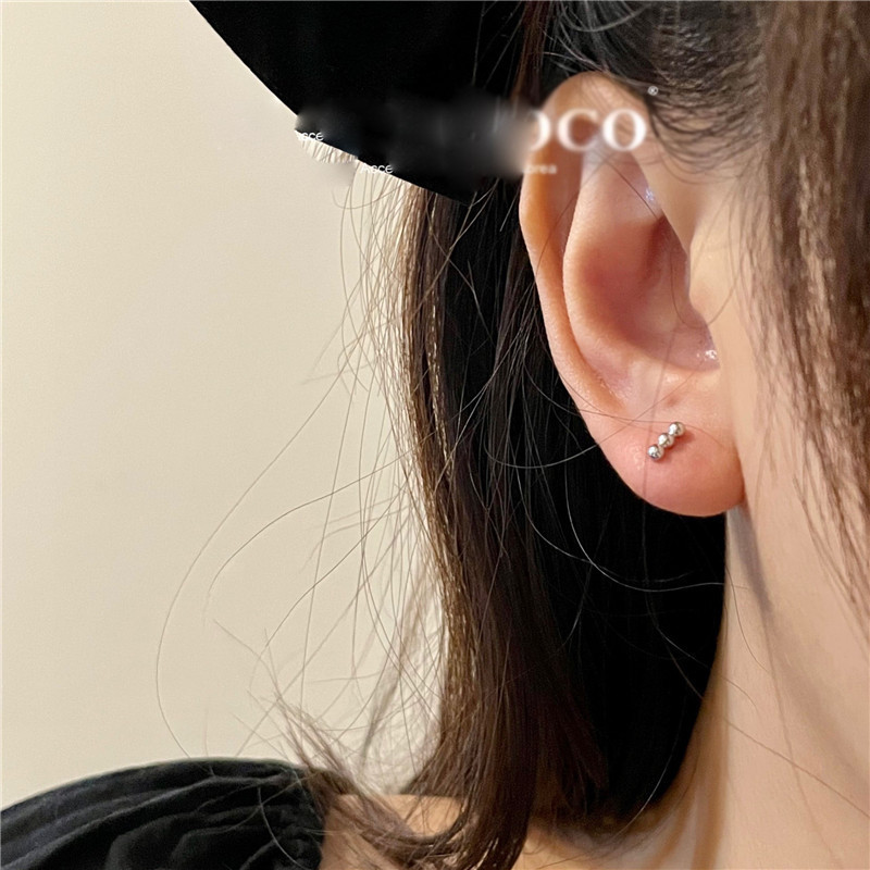 Pendientes de cuentas redondas para mujer, pendientes con hebilla de tornillo, pendientes de piercing de oreja de moda, pequeños, exquisitos, modernos y personalizados, uñas de hueso del oído de alta gama