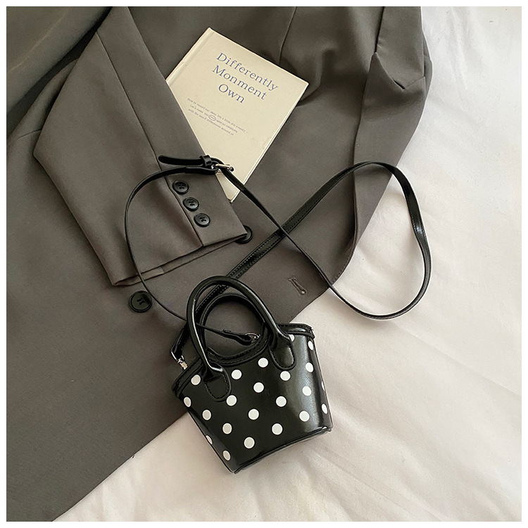 Bolso negro desnudo