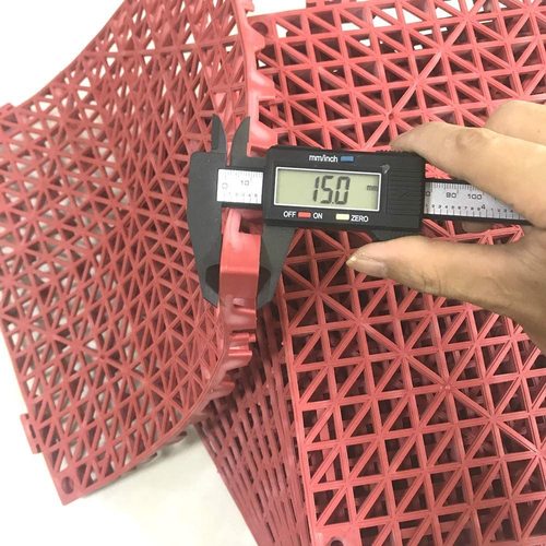 Thickened hollow swimming pool bathroom anti-slip mat warehouse courtyard engineering water-proof foot mat bathroom splicing anti-fall floor mat