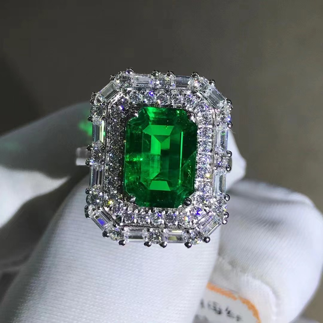 Anillo de esmeralda cultivado colombiano de lujo ligero de 2,51 quilates de oro 9 quilates con anillo de diamante de alto carbono