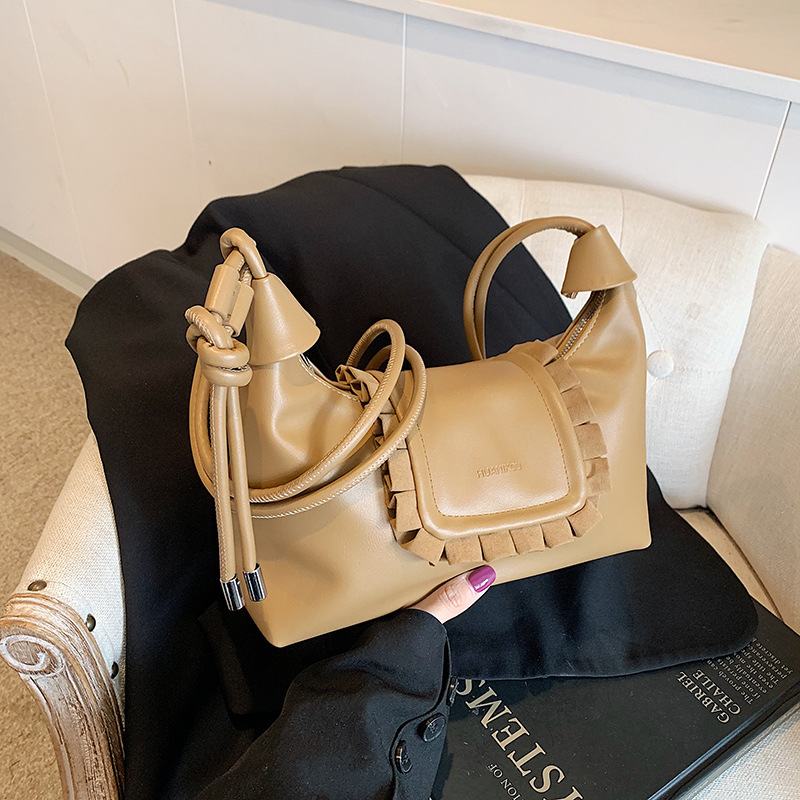 Nicho de diseño de cuerda de dibujo plegado bolso de nube de invierno 2024 nuevo estilo de moda extranjero bolso de hombro pequeño bolso de mochila mujer