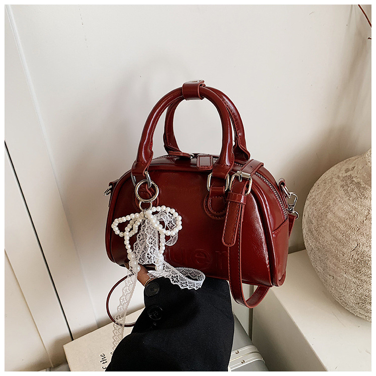This year, Korean-style, stylish and simple hand-held bags with niche designs are in vogue. These are fashionable summer underarm bags for women's commuting undefined