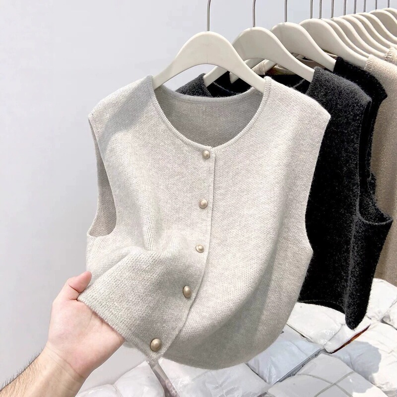 A gentle, single-breasted, loose-fitting knitted vest, perfect for layering in autumn and winter, can be worn as an inner layer or as a cardigan A gentle, single-breasted, loose-fitting knitted vest, perfect for layering in autumn and winter, can be worn as an inner layer or as a cardigan