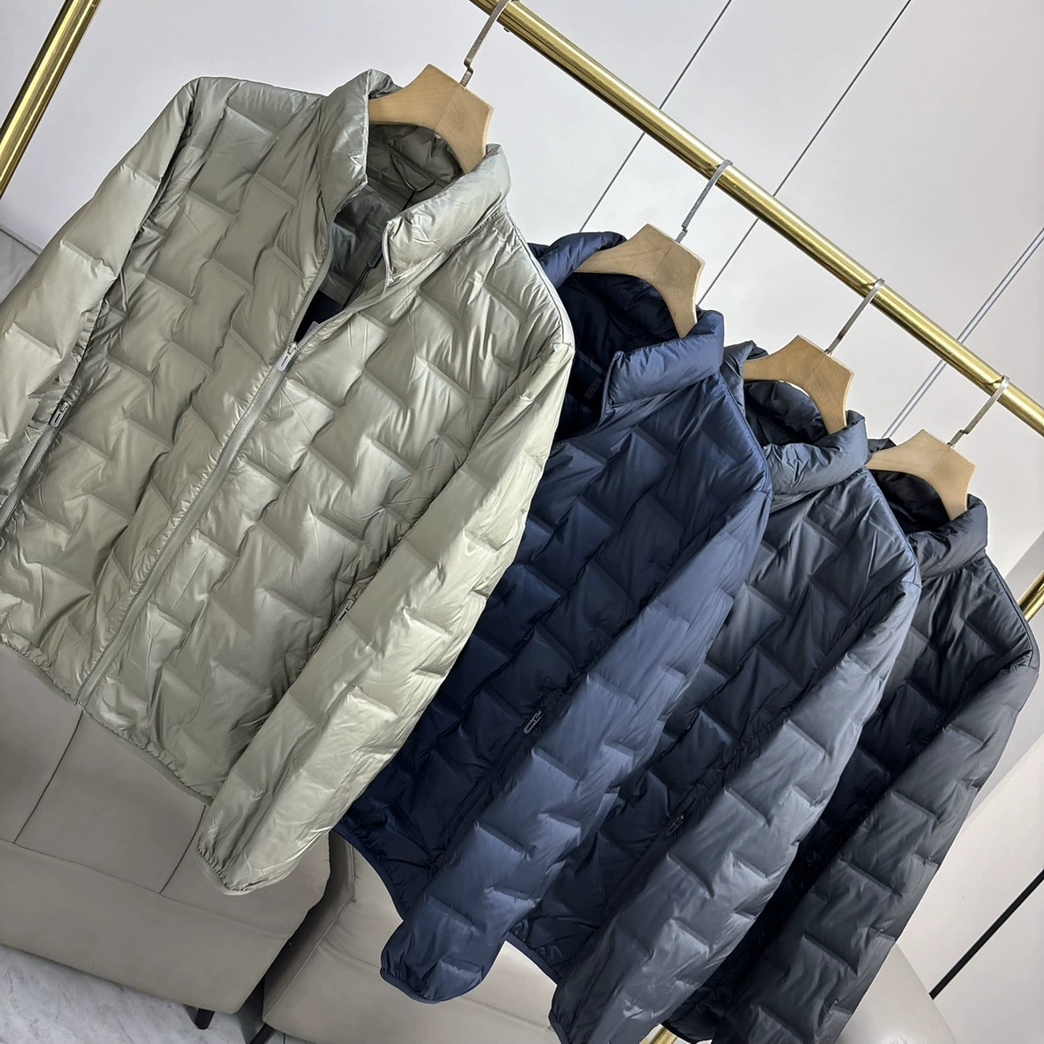 轻薄90鸭绒+压胶锁绒 男装秋冬季纯色保暖立领薄款羽绒服