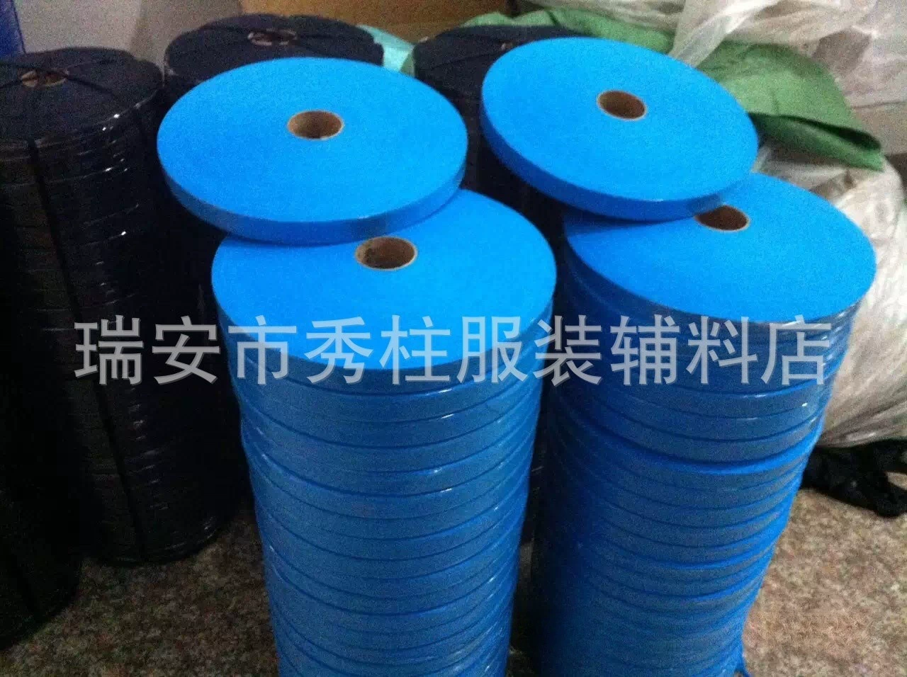 Различные спецификации брюк и повседневных брюк с полосками по краю для мужской и женской одежды.