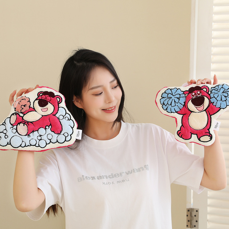 Disney genuine Strawberry Bear hand towels, absorbent and quick-drying, can be hung in the bathroom, suitable for home use, cartoon design