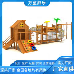 幼稚園の木造は子供の室外の団地の木造の滑り台に登ります。