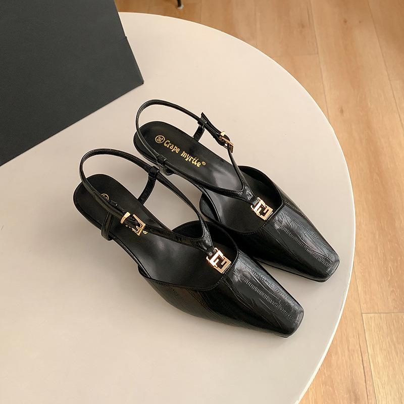 2025 verano nuevo estilo sandalias temperamento cabeza cuadrada pequeña hebilla dorada patrón de anguila tacón de gatito sandalias vacías mujeres verano