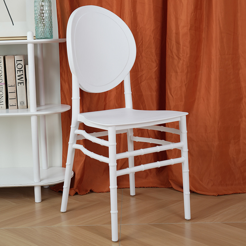 Comercio exterior transfronterizo de plástico PP silla de bambú banquete de césped al aire libre silla de boda respaldo de princesa silla de comedor blanca apilada