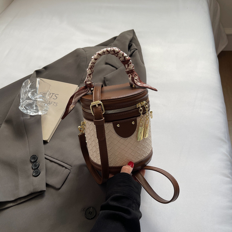 Bolso de cubo de mano para mujer 2025 nuevo bolso de hombro de todo fósforo de nicho tejido popular transfronterizo bolso de mensajero simple de moda