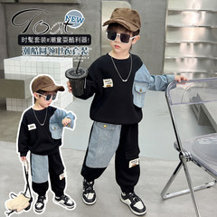 男の子用のラベル付きのデニムのつなぎ合わせのスーツの春秋服の新型の子供用の格好がいいです。