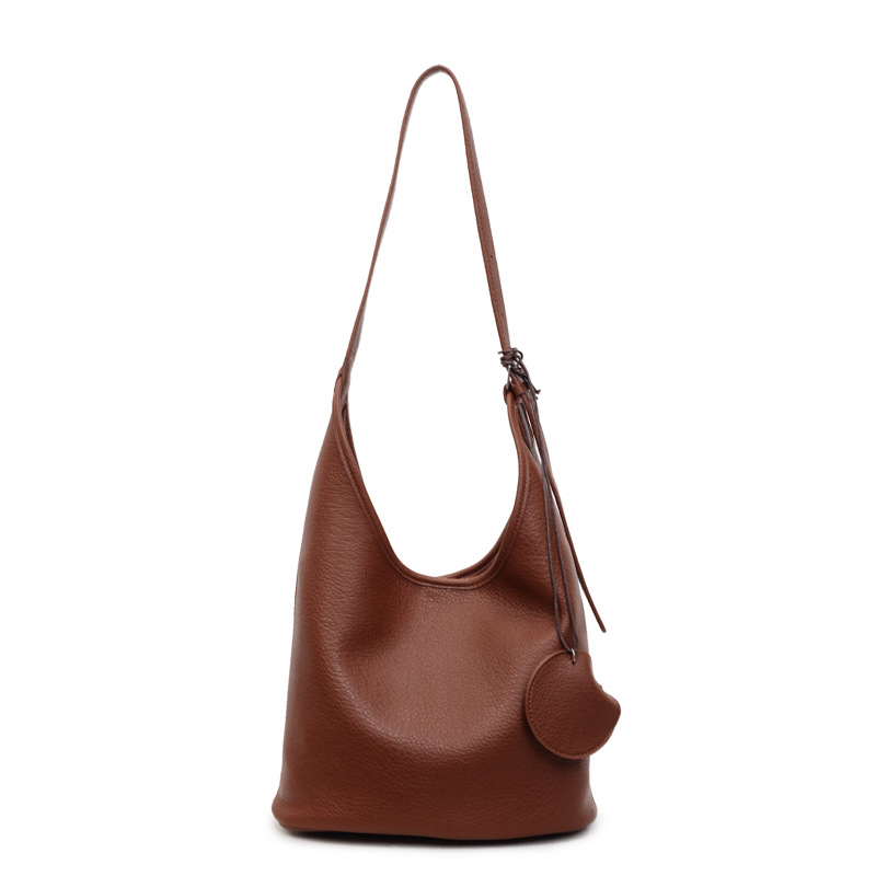 Bolso retro transfronterizo de alta calidad bolso de cubo de agua mujer otoño y invierno 2025 nuevo tipo de bolso de brazo de viaje bolso de hombro universal