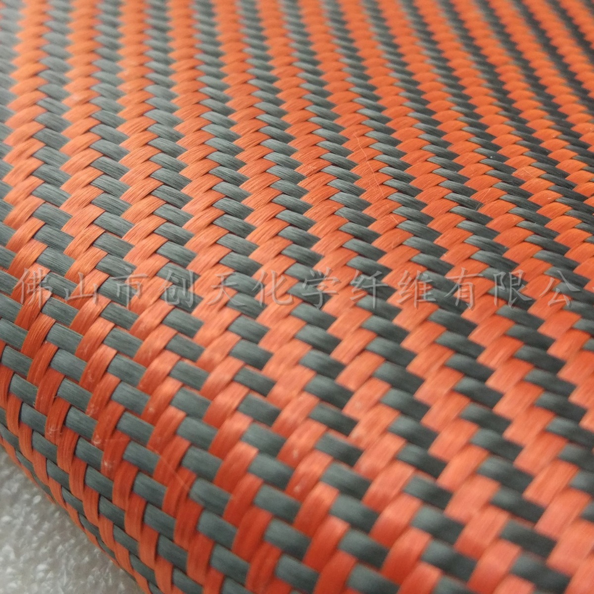 供应3k斜纹芳纶碳纤维混编布黑色橙色手机壳布厂价直供