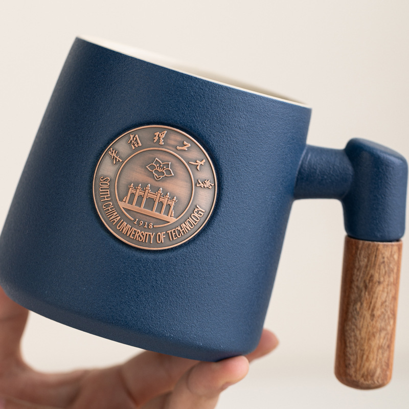 Taza de cerámica famosa escuela taza de filtro taza de marca taza de metal bronce relieve impresión LOGO taza de agua taza con tapa caja de regalo