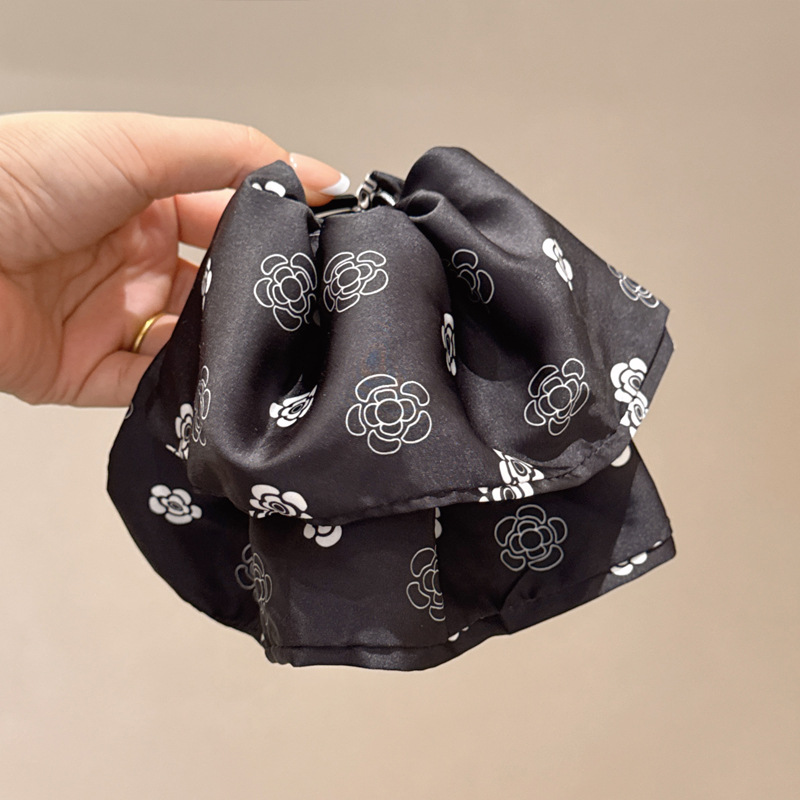 498 черная юбка-камелия с заколкой в хвост