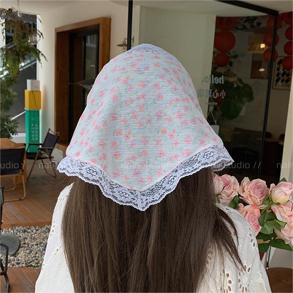 Pequeña toalla triangular de flores ~ bufandas de seda encaje correa de cabello turbante fotos atmósfera 2024 primavera nuevos accesorios para el cabello