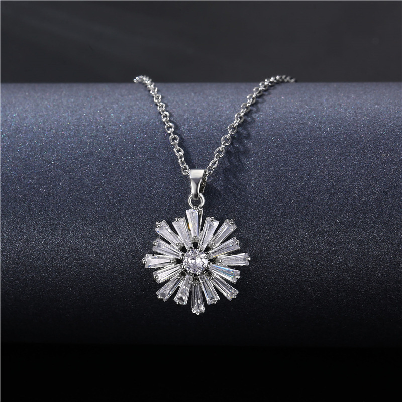 Korean Style Micro-inlaid Zircon Three-dimensional Snowflake Pendant Clavicle Chain Wholesale Nihaojewelry display picture 2