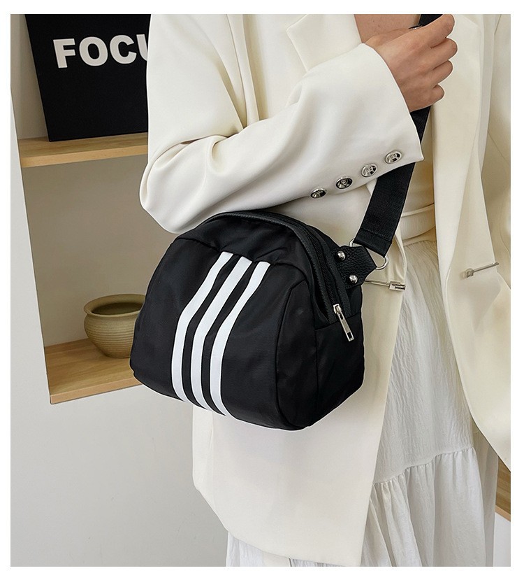 The 2024 new stylish and simple crossbody bag, a large-capacity versatile single-shoulder bag, is popular among students. The three-bar chest bag is selling well full figure