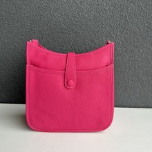 2025新款真皮头层牛皮荔枝纹男女通用镂空斜挎包伊F林包真皮女包