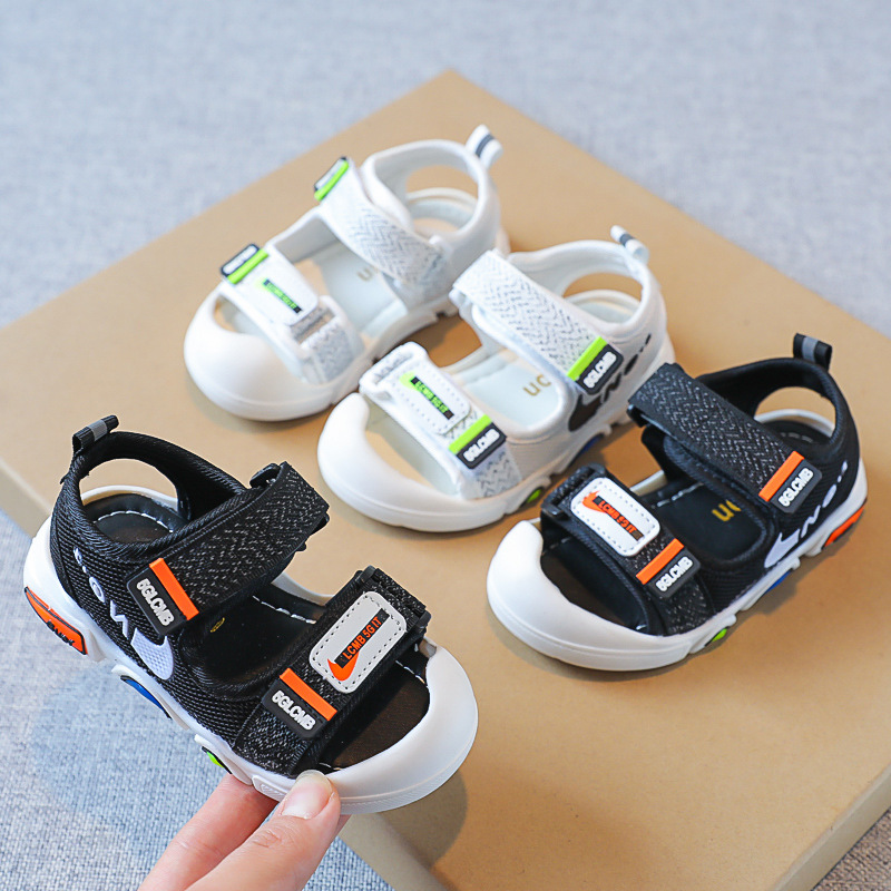 2022 verano nuevas sandalias de playa de fondo suave para niños luz intermitente anti-kick zapatos para niños entrega de una sola pieza