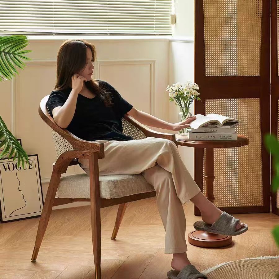 Mesa y silla de comedor de madera sólida nórdica, respaldo negro, silla casual, diseño simple, hogar pequeño