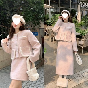 �ﶬ�b����һ���׷�ɫС���L���bŮ�߼���ë�q�����װ���ȹ�ɼ���