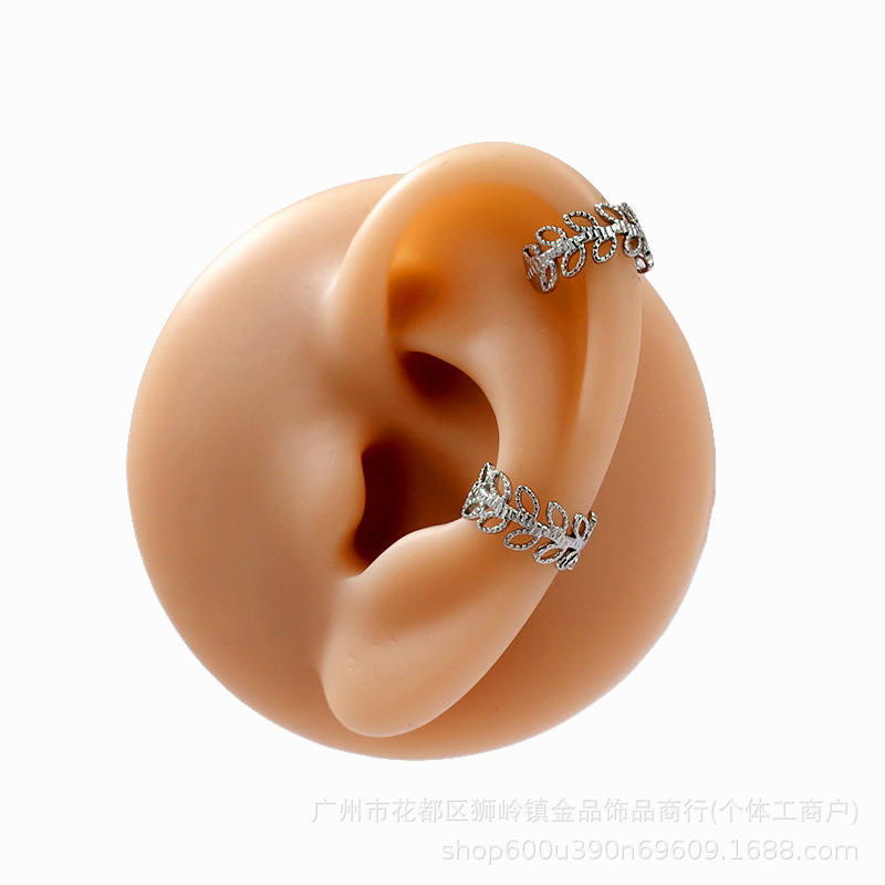 Aretes de acero de titanio de estilo retro transfronterizo no se desvanecen nicho femenino de lujo ligero de alto nivel accesorios de abertura de acero inoxidable