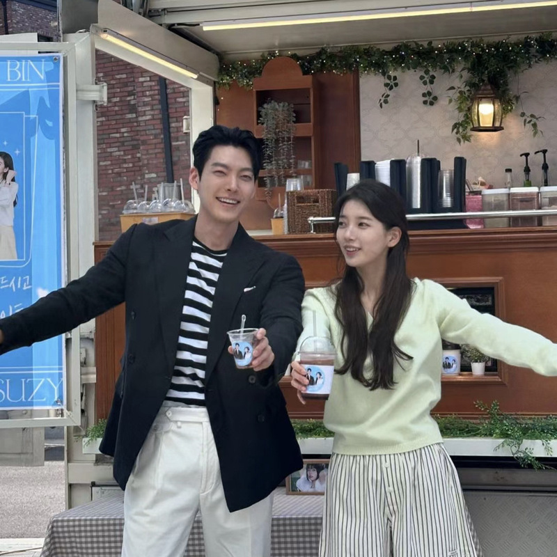 In-Stock Celebrity Style 2024 Autumn New G***E Loose Solid Color V-Neck Slimming Long-Sleeve Knit Top