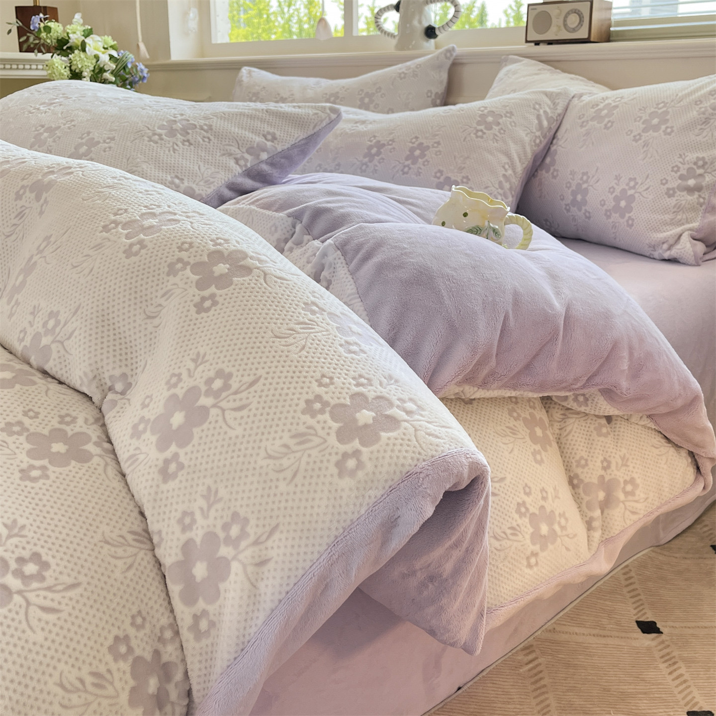 La cama de terciopelo de leche tallada de cuatro piezas en invierno grueso 2025 nueva sábanas de terciopelo de coral cubierta de cama de tres piezas