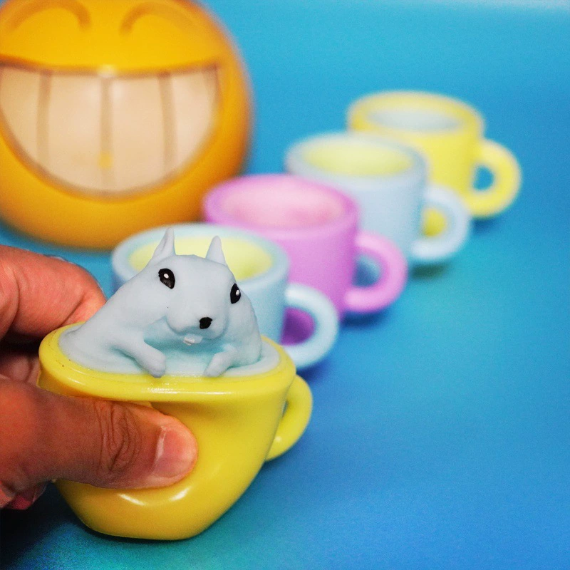 Творческий трюк Белка чашка чайная собачья чашка сжимает музыку, чтобы сжать детскую игрушечную чашку, чтобы выпустить декомпрессионный декомпрессионный артефакт