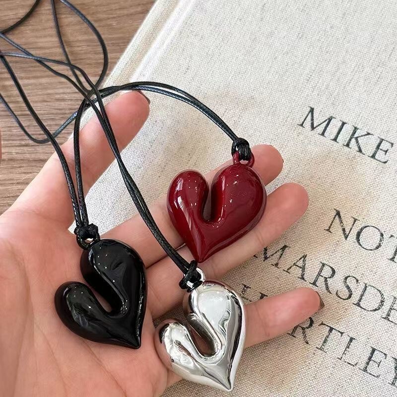Blogger Reina's Love Necklace Women's High-end Black Rope Neck Pendant South Korea Internet Celebrity Design Accessories Blogger Reina's Love Necklace Women's High-end Black Rope Neck Pendant South Korea Internet Celebrity Design Accessories