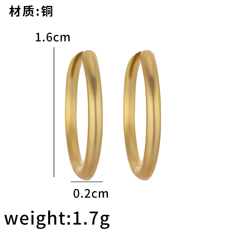 Transfronterizos retro alta sensación de latón chapado en oro delicado no desvanecerse simple nicho simple de estilo universal pendientes de orejas