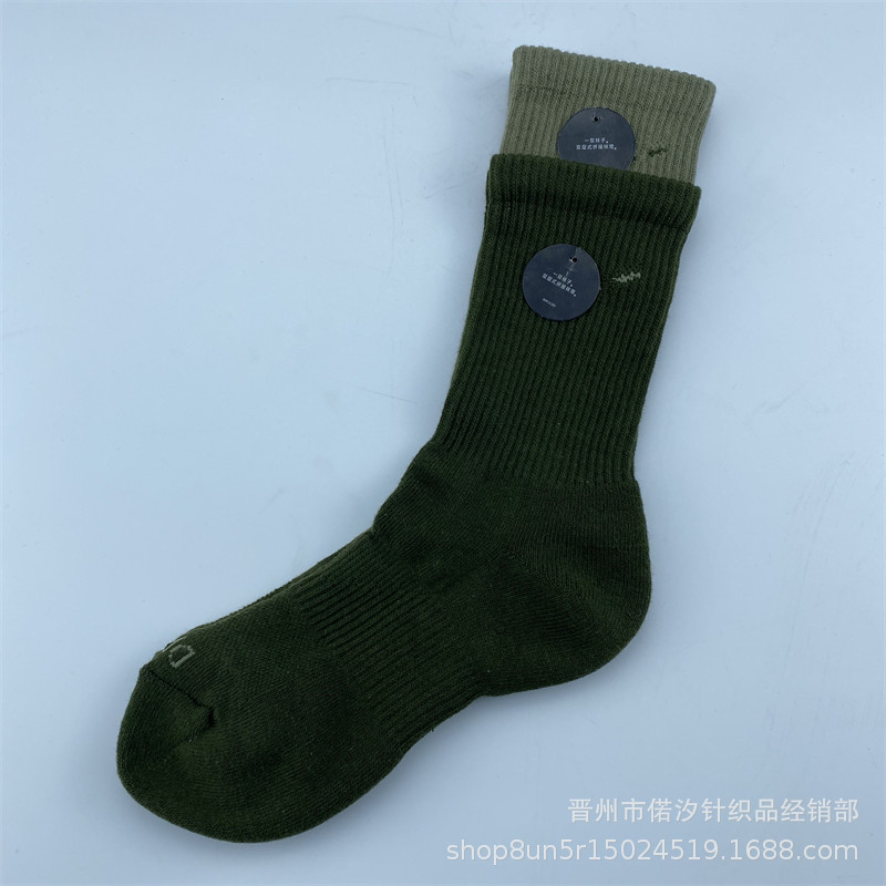 2023新品の偽の2つのつなぎ合わせのスポーツの靴下の中で筒の高い筒の男女の同項のマカロンカラーの厚いタオルの底