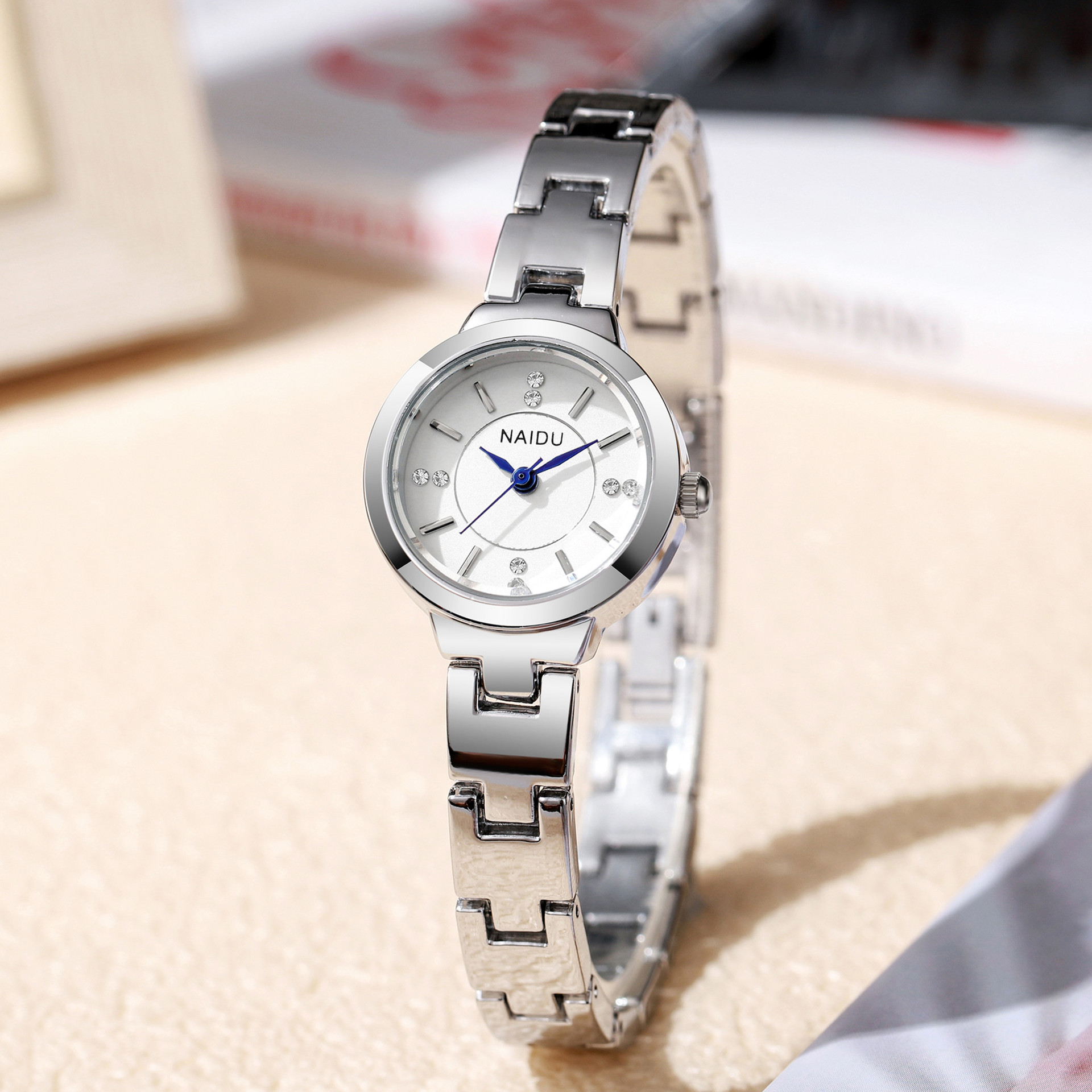 흰색 접시가있는 실버