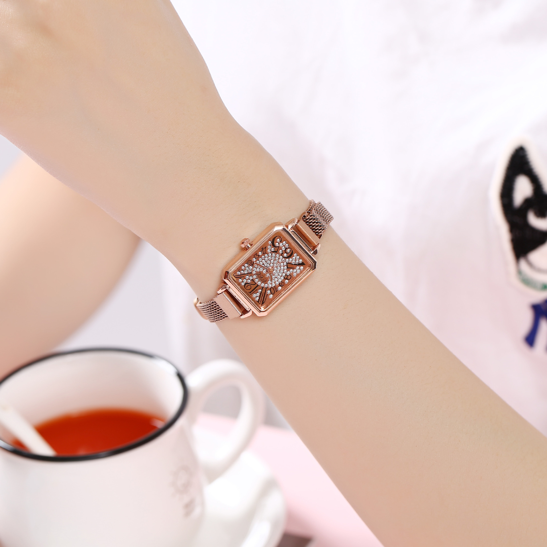 2024 nuovo quadrante digitale Time Square popolare su Internet, fibbia magnetica alla moda con cinturino a maglia fine da donna_voghion.com