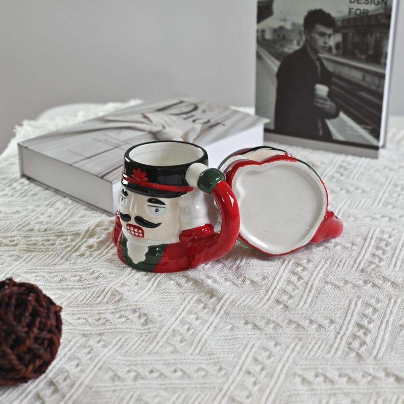 Pedido de exportación Navidad dibujos animados cascanueces tazas de cerámica de alta temperatura bajo vidrio pintado taza de agua taza de regalo tridimensional